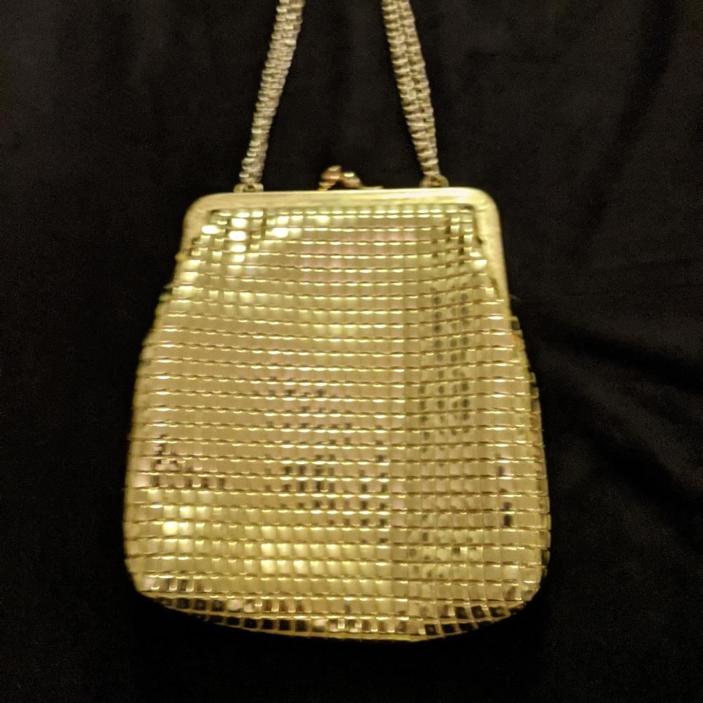 Du Val gold shiny mesh bag